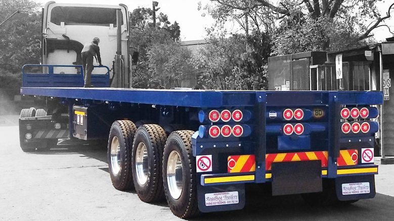 Tri-Axle flatdeck trailer with roadhog double light tube